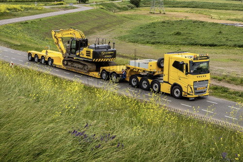 FH16-700 8x4